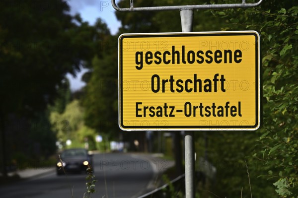 Instead of the usual town entrance sign in the Burbach district of Würgendorf or Wasserscheide, a replacement town sign has been installed