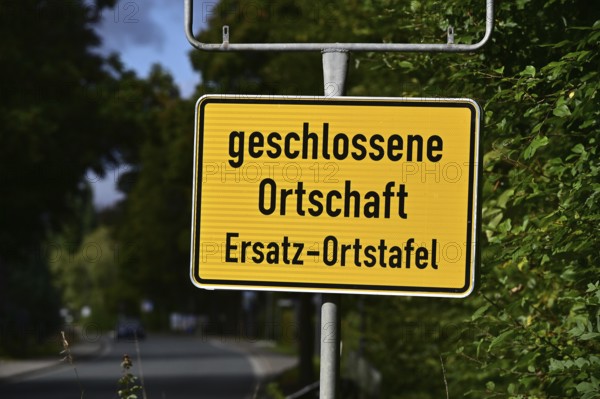 Instead of the usual town entrance sign in the Burbach district of Würgendorf or Wasserscheide, a replacement town sign has been installed