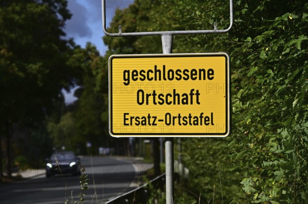 Instead of the usual town entrance sign in the Burbach district of Würgendorf or Wasserscheide, a replacement town sign has been installed