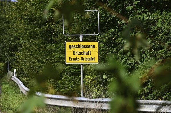Instead of the usual town entrance sign in the Burbach district of Würgendorf or Wasserscheide, a replacement town sign has been installed