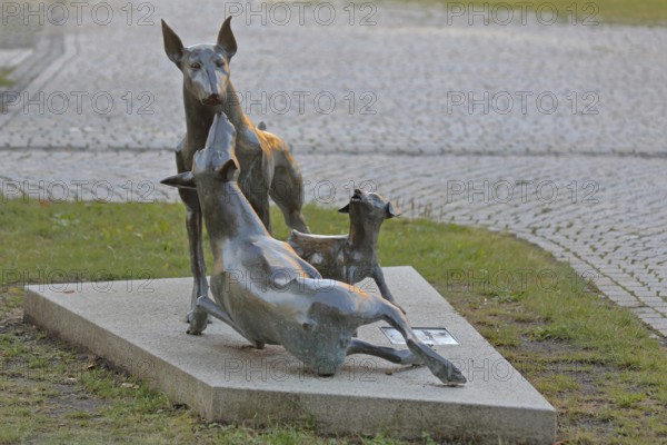 Sculpture Dobermann by Kerstin Stöckel 2019, memorial to breeder of dog breed and namesake Karl Friedrich Louis Dobermann, three playing dog figures, bronze sculpture, modern art, dog breeding, Apolda, Thuringia, Germany