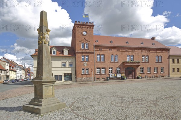 Electoral Saxon post pillar and town hall built in 1846, Electoral Saxon, distance pillar, market, Zörbig, Saxony-Anhalt, Germany