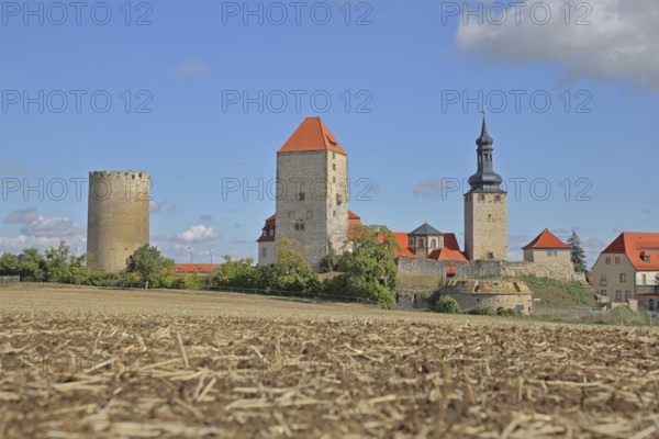 Castle built 10th century with Dicker Heinrich, Marterturm and Pariser Turm, towers, field, stubble field, Querfurt, Romanesque Road, Saxony-Anhalt, Germany