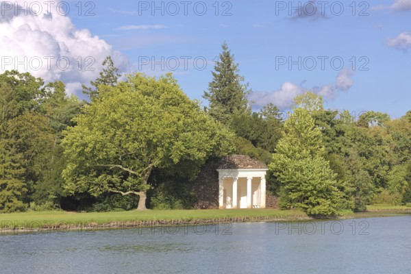 Classicist temple on the shore of Lake Wörlitz, landscape, UNESCO, landscape park, Dessau-Wörlitz Garden Kingdom, Wörlitz, Saxony-Anhalt, Germany