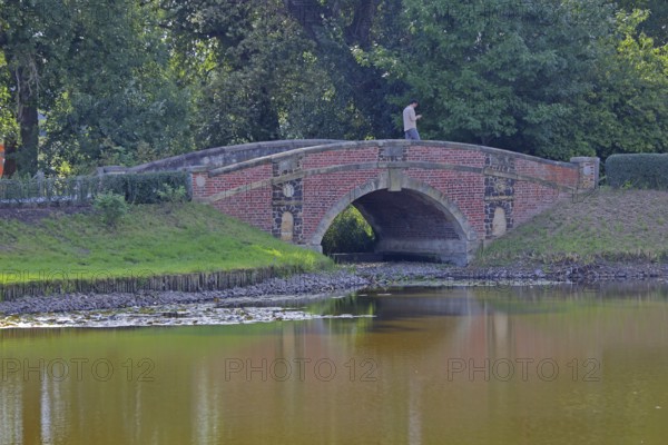 Friederiken Bridge on Lake Wörlitz, stone arch bridge, UNESCO, landscape park, Dessau-Wörlitz Garden Kingdom, Wörlitz, Saxony-Anhalt, Germany