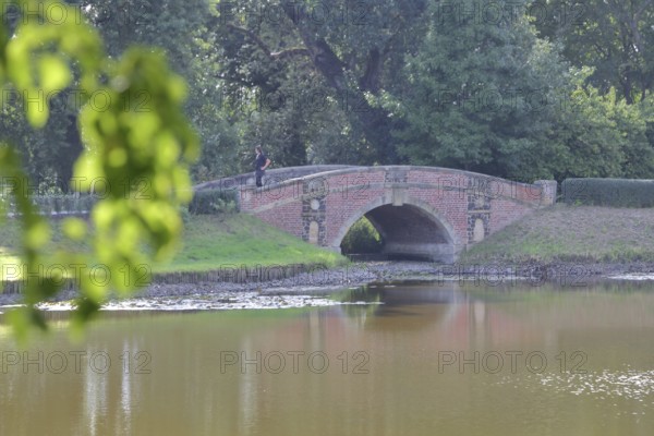 Friederiken Bridge on Lake Wörlitz, stone arch bridge, UNESCO, landscape park, Dessau-Wörlitz Garden Kingdom, Wörlitz, Saxony-Anhalt, Germany