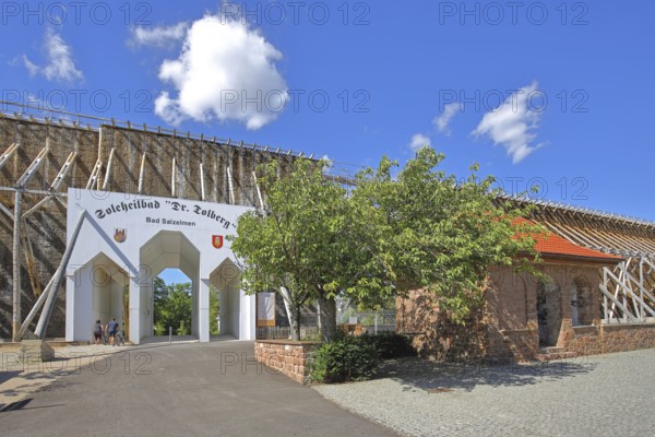 Portal to the spa gardens through the graduation tower, entrance, archway, inscription, Tolberg, Solepark, Bad Salzelmen, Schönebeck, Saxony-Anhalt, Germany