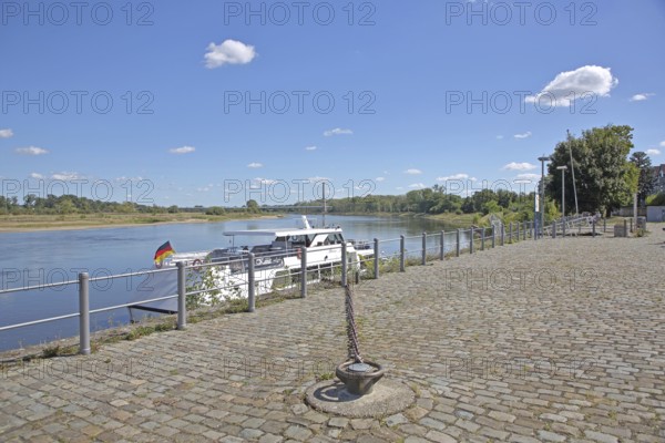 Ship at the Elbe quay, bollard, Elbe riverbank, landscape, Salzblumenplatz, Schönebeck, Saxony-Anhalt, Germany