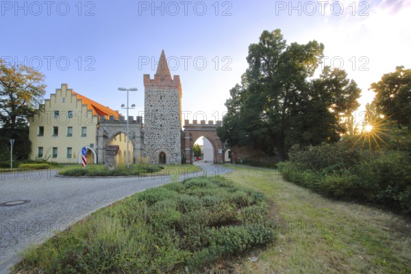 Historic Heath Gate with town wall and building with stepped gable in backlight, town fortification, town gate, town tower, Zerbst, Fläming, Saxony-Anhalt, Germany
