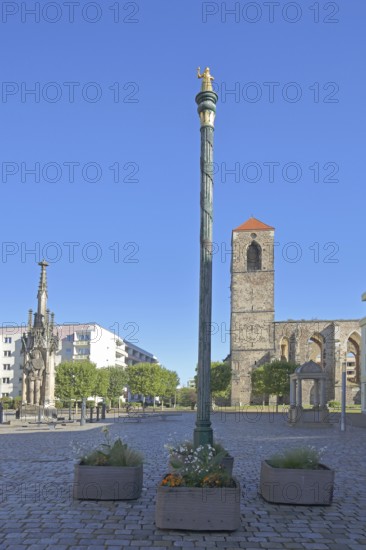 Column with golden butter maiden, Roland and church ruins of St. Nikolai, landmark, stele, golden, market square, Zerbst, Fläming, Saxony-Anhalt, Germany