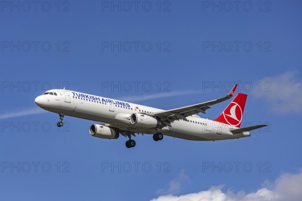 Aircraft approaching Stuttgart Airport. Aircraft registration: TC-JTE, Turkish Airlines, Airbus A321-200, Stuttgart, Baden-Württemberg, Germany