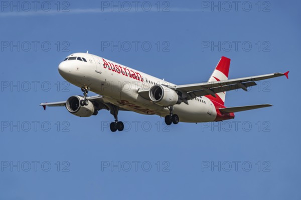 Aircraft approaching Stuttgart Airport. Aircraft registration: OE-LZB, Austrian Airlines, Airbus A320-200, Stuttgart, Baden-Württemberg, Germany
