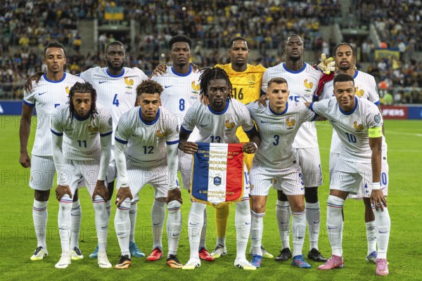 Wroclaw 05.09.2025 Eliminacje MS FIFA 2026 mecz Ukraina - Francja n/z reprezentacja Francji gora Kounde Jules, Upamecano Dayot, Tchouameni Aurelien, bramkarz Maignan Mike, Konate Ibrahima, Barcola Bradley, dol Olise Michael, Doue Desire, Kone Manu, Digne Lucas, Mbappe Kylian FOT. P.Dziurman / 400mm.pl