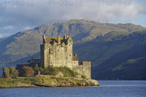 Historic castle on an inlet with dramatic mountains in the background, Eilean Donan Castle, Highlander, film set, Scotland, Great Britain