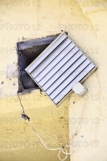 Hiding place of a pigeon, symbolic image for renovation needs, Germany
