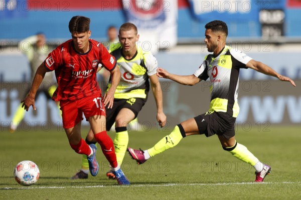 Football, Bundesliga 1, Matchday 3, 2025/2026, 1. FC Heidenheim vs. Borussia Dortmund, 13/09/2025, Voith-Arena, Heidenheim, Germany, Mathias HONSAK 1. FC Heidenheim left fighting for the ball with Julian RYERSON Borussia Dortmund 26 and Yan COUTO Borussia Dortmund 2