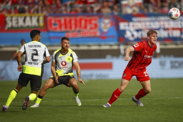 Football, Bundesliga 1, Matchday 3, 2025/2026, 1. FC Heidenheim vs. Borussia Dortmund, 13.09.2025, Voith-Arena, Heidenheim, Germany, Yan COUTO Borussia Dortmund 2 left and Salih ÖZCAN Borussia Dortmund 6 fighting for the ball with Mikkel KAUFMANN 1. FC Heidenheim