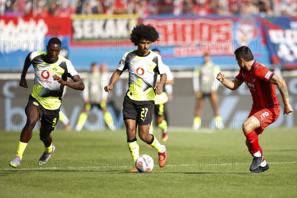 Football, Bundesliga 1, Matchday 3, 2025/2026, 1. FC Heidenheim vs. Borussia Dortmund, 13.09.2025, Voith-Arena, Heidenheim, Germany, Serhou GUIRASSY Borussia Dortmund 9 left and Karim ADEYEMI Borussia Dortmund 27 fighting with Marnon BUSCH 1. FC Heidenheim 2