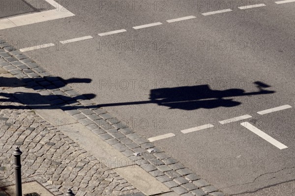 Passers-by and traffic light, Shadow, Germany