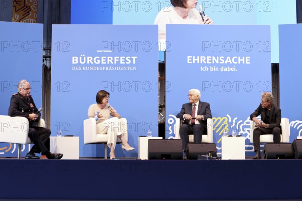 Panel discussion: Karl-Heinz Banse (German Fire Brigade Association), Elisabeth Niejahr (Hertie Foundation), Federal President Frank-Walter Steinmeier, Peter Maffay - Federal President's Citizens' Festival, Bellevue Palace, Berlin, 12.9.25