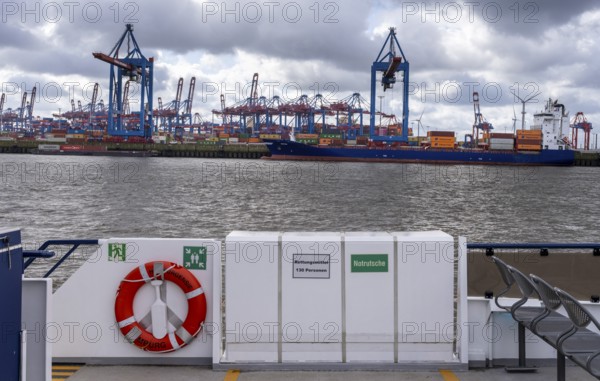 Ships and shipyards on the Elbe in the Hamburg harbour area, Hamburg, Germany