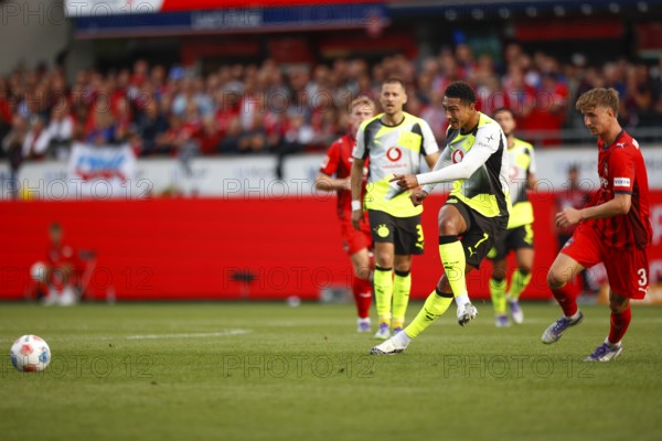 Football, Bundesliga 1, Matchday 3, 2025/2026, 1. FC Heidenheim vs. Borussia Dortmund, 13.09.2025, Voith-Arena, Heidenheim, Germany, Jobe BELLINGHAM Borussia Dortmund 7 left in duel with Jan SCHÖPPNER 1. FC Heidenheim 3