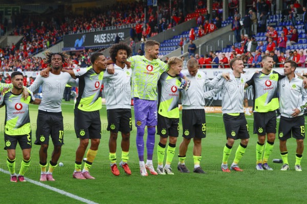 Football, 1st Bundesliga, Matchday 3, 2025/2026, 1. FC Heidenheim vs. Borussia Dortmund, 13.09.2025, Voith-Arena, Heidenheim, Germany, the Borussia Dortmund team thanks the fans after the match by jumping together