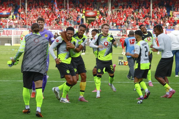 Football, 1st Bundesliga, Matchday 3, 2025/2026, 1. FC Heidenheim vs. Borussia Dortmund, 13.09.2025, Voith-Arena, Heidenheim, Germany, Borussia Dortmund players celebrate the victory under the fan curve