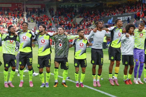 Football, 1st Bundesliga, Matchday 3, 2025/2026, 1. FC Heidenheim vs. Borussia Dortmund, 13.09.2025, Voith-Arena, Heidenheim, Germany, the Borussia Dortmund team thanks the fans after the match by jumping together