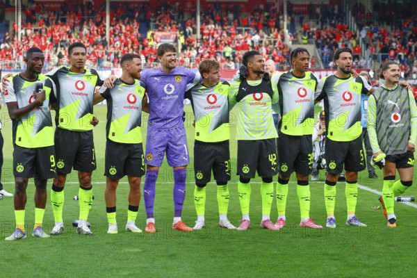 Football, 1st Bundesliga, Matchday 3, 2025/2026, 1. FC Heidenheim vs. Borussia Dortmund, 13.09.2025, Voith-Arena, Heidenheim, Germany, the Borussia Dortmund team thanks the fans after the match