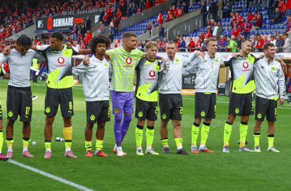 Football, 1st Bundesliga, Matchday 3, 2025/2026, 1. FC Heidenheim vs. Borussia Dortmund, 13.09.2025, Voith-Arena, Heidenheim, Germany, the Borussia Dortmund team thanks the fans after the match