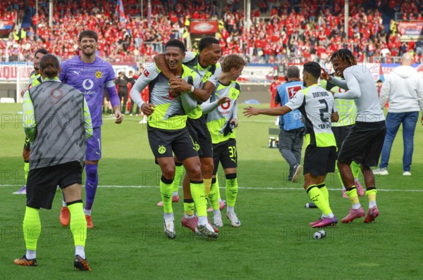 Football, 1st Bundesliga, Matchday 3, 2025/2026, 1. FC Heidenheim vs. Borussia Dortmund, 13/09/2025, Voith-Arena, Heidenheim, Germany, Borussia Dortmund players celebrate the victory in the fan curve