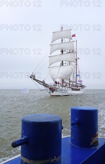 Three-masted gaff schooner, Loth Lorien, sailing ship, overcast sky, passenger ship, Weser, bollard in the foreground, Germany