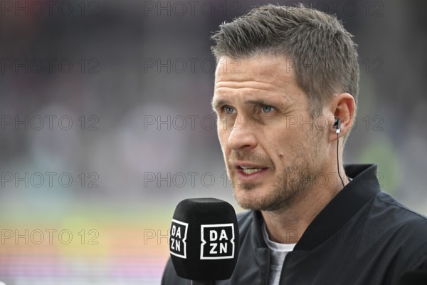 Sports Director Sebastian Kehl Borussia Dortmund BVB Portrait in interview Microphone Micro Logo DAZN Voith-Arena, Heidenheim, Baden-Württemberg, Germany