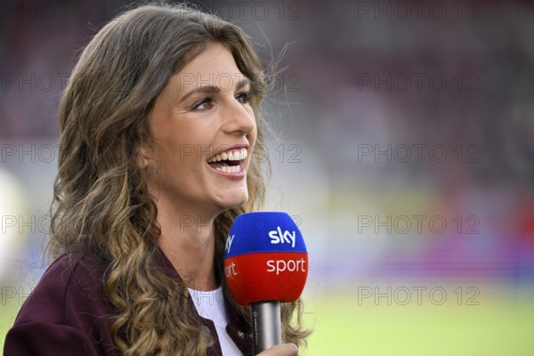 SKY presenter Mara Mones, portrait, smiles, interview, microphone, mike, logo, Voith-Arena, Heidenheim, Baden-Württemberg, Germany