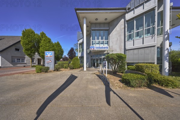 Vereinigte Volksbank eG Bramgau Osnabrück Wittlage, modern architecture, roofed entrance area, street, trees, hedge, blue sky, cirrostratus clouds, Hauptstraße, Alfhausen, district of Osnabrück, Lower Saxony, Germany