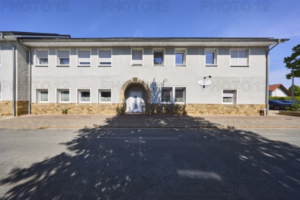 Market hall Alfhauser Dorf (er) leben eG, village shop, building, facade with windows, entrance area, street, blue sky, cloudless, Alte Schulstraße, Alfhausen, district of Osnabrück, Lower Saxony, Germany