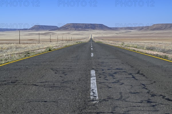 Lonely landscape on the B4 between Keetmanshoop and Lüderitz, near Aus, Karas Region, Namibia