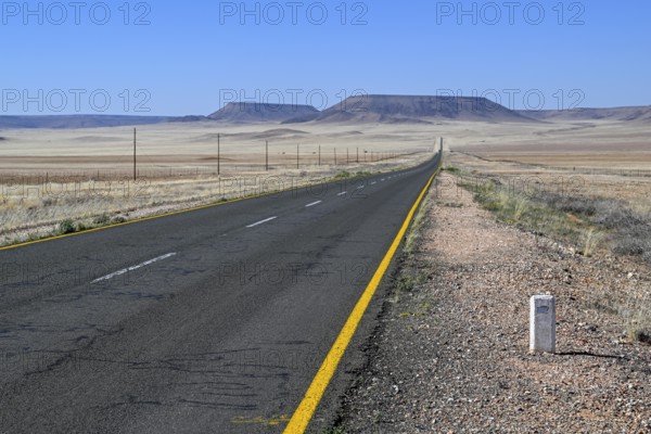 Lonely landscape on the B4 between Keetmanshoop and Lüderitz, near Aus, Karas Region, Namibia