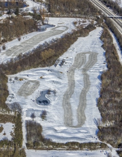 Aerial view, snow-covered golf course Huckingen and walkers, Huckingen, Duisburg, Ruhr area, North Rhine-Westphalia, Germany, DE, Europe, golf course, golf meadow, aerial view, aerial photography, aerial photography, snow, sports, overview, bird's eye view, winter, birds-eyes view, cleared roads, overview