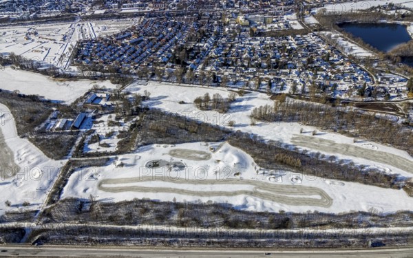 Aerial view, snow-covered golf course Huckingen and walkers, Huckingen, Duisburg, Ruhr area, North Rhine-Westphalia, Germany, DE, Europe, golf course, golf meadow, aerial view, aerial photography, aerial photography, snow, sports, overview, bird's eye view, winter, birds-eyes view, cleared roads, overview