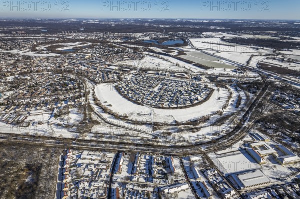 Aerial view, new housing estate Angerbogen, Am Alten Angerbach, construction area planned residential area, Düsseldorfer Landstraße, Huckingen, Duisburg, Ruhr area, North Rhine-Westphalia, Germany, Angerbogen housing estate, railway tracks, DE, single-family houses, Europe, commercial area, commercial area, commercial park, commercial use, property tax, real estate, Infineon Technologies AG Duisburg, aerial view, aerial photography, aerial photography, snow, overview, bird's-eye view, winter, housing estate, residential development, housing and living, residential area, residential buildings, residential quality, residential neighbourhood, housing estate, Xella Group, birds-eyes view, cleared roads, overview