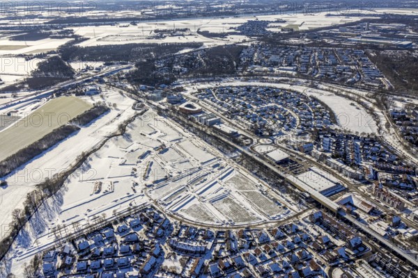 Aerial view, new housing estate Angerbogen, Am Alten Angerbach, construction area planned residential area, Düsseldorfer Landstraße, Huckingen, Duisburg, Ruhr area, North Rhine-Westphalia, Germany, Angerbogen housing estate, railway tracks, DE, single-family houses, Europe, commercial area, commercial area, commercial park, commercial use, property tax, real estate, Infineon Technologies AG Duisburg, aerial view, aerial photography, aerial photography, snow, overview, bird's-eye view, winter, housing estate, residential development, housing and living, residential area, residential buildings, residential quality, residential neighbourhood, housing estate, Xella Group, birds-eyes view, cleared roads, overview