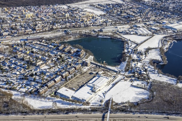 Aerial view, housing estate at Großenbaumer See, Freibad Großenbaum, real supermarket, Huckingen, Duisburg, Ruhr area, North Rhine-Westphalia, Germany, DE, shopping centre, shopping markets, shopping place, shopping centre, Europe, property tax, real estate, aerial view, aerial photography, aerial photography, local supply centre, snow, lake, shopping centre, overview, bird's eye view, winter, housing estate, living and life, residential area, residential buildings, residential quality, residential quarter, housing estate, birds-eyes view, cleared streets, overview