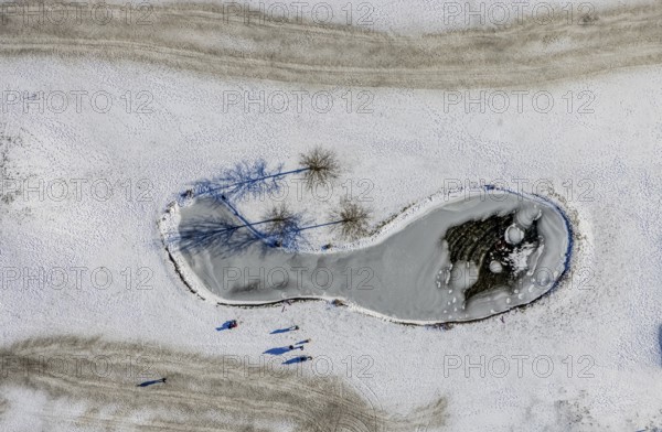 Aerial view, snow-covered golf course Huckingen and walkers, Huckingen, Duisburg, Ruhr area, North Rhine-Westphalia, Germany, DE, Europe, golf course, golf meadow, aerial view, aerial photography, aerial photography, snow, sports, overview, bird's eye view, winter, birds-eyes view, cleared roads, overview