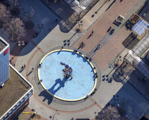 Aerial view, sculpture Lifesaver in the pedestrian zone Königstraße, Altstadt, Duisburg, Ruhr area, North Rhine-Westphalia, Germany, DE, Europe, pedestrian zone, roundabout, aerial view, aerial photography, aerial photography, sculpture, overview, bird's-eye view, overview