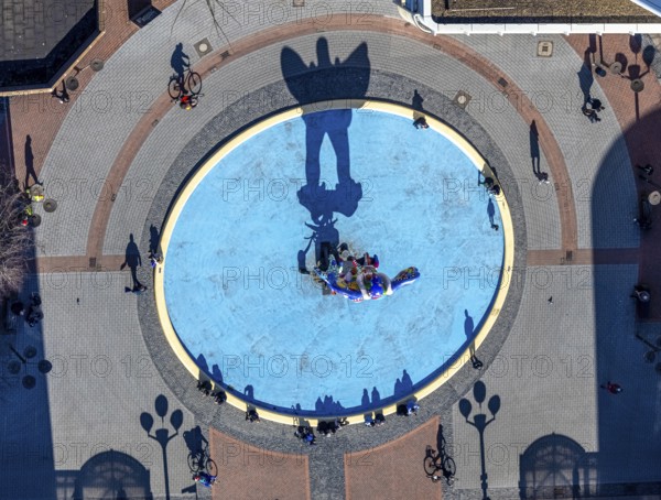 Aerial view, sculpture Lifesaver in the pedestrian zone Königstraße, Altstadt, Duisburg, Ruhr area, North Rhine-Westphalia, Germany, DE, Europe, pedestrian zone, roundabout, aerial view, aerial photography, aerial photography, sculpture, overview, bird's-eye view, overview