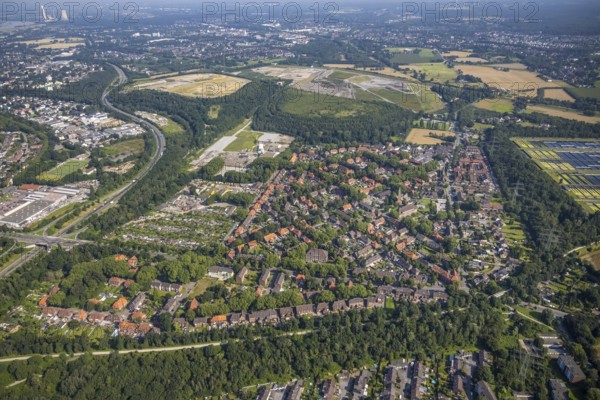 Aerial view, church Polska Misja Katolicka, community primary school, allotment garden association Gut-Grün Wehofen e.V. and cultural and leisure centre in the district of Wehofen, Duisburg, Ruhr area, North Rhine-Westphalia, Germany, education, educational institution, DE, Europe, leisure centre, community garden, primary school, property tax, real estate, KGV, allotment garden, allotment garden site, allotment garden association, teaching institute, aerial view, aerial photography, aerial photography, allotment garden, school, overview, bird's-eye view, residential area, residential buildings, residential quality, housing estate, birds-eyes view, overview