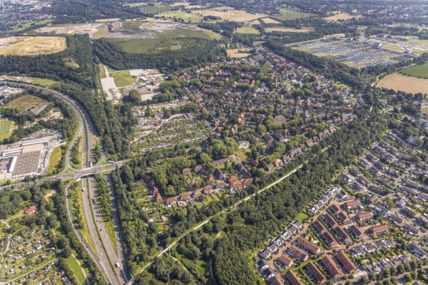 Aerial view, church Polska Misja Katolicka, community primary school, allotment garden association Gut-Grün Wehofen e.V. and cultural and leisure centre in the district of Wehofen, Duisburg, Ruhr area, North Rhine-Westphalia, Germany, education, educational institution, DE, Europe, leisure centre, community garden, primary school, property tax, real estate, KGV, allotment garden, allotment garden site, allotment garden association, teaching institute, aerial view, aerial photography, aerial photography, allotment garden, school, overview, bird's-eye view, residential area, residential buildings, residential quality, housing estate, birds-eyes view, overview