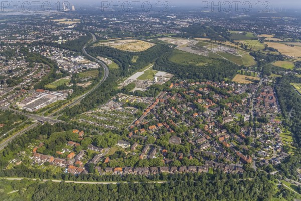 Aerial view, church Polska Misja Katolicka, community primary school, allotment garden association Gut-Grün Wehofen e.V. and cultural and leisure centre in the district of Wehofen, Duisburg, Ruhr area, North Rhine-Westphalia, Germany, education, educational institution, DE, Europe, leisure centre, community garden, primary school, property tax, real estate, KGV, allotment garden, allotment garden site, allotment garden association, teaching institute, aerial view, aerial photography, aerial photography, allotment garden, school, overview, bird's-eye view, residential area, residential buildings, residential quality, housing estate, birds-eyes view, overview